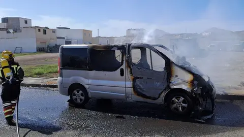 Imagen del momento de la actuación de los bomberos