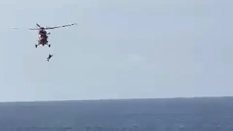 Momento del rescate del bañista por parte del helicóptero del GES.