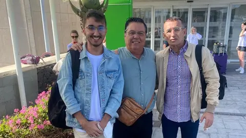 Los representantes vecinales de Lanzarote antes de entrar en el congreso
