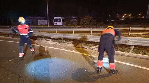 Momento de la actuación de los bomberos en la rotonda del Cabildo