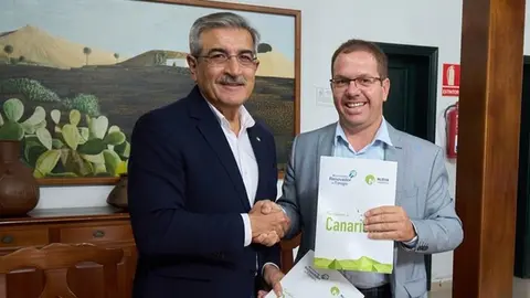 Román Rodríguez y Antonio Morales el día de la firma del acuerdo.