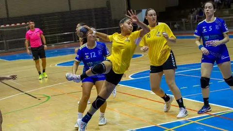 Imagen de una jugadora del CB Puerto del Carmen realizando un lanzamiernto.