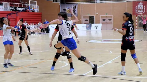 Imagen de una jugadora del Elda Prestigio realizando un lanzamiento.