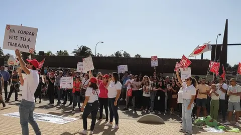 Imagen de los manifestantes de ADISLAN frente al Cabildo 1.