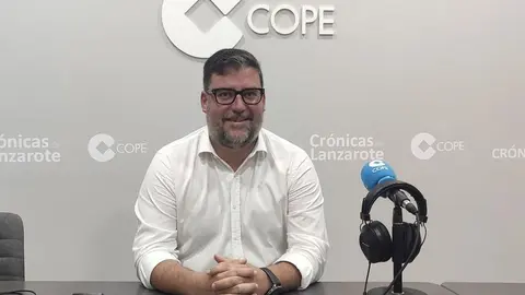 Isidro Pérez en el estudio de Crónicas Radio-COPE Lanzarote.