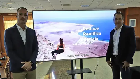 Imagen de el consejero de Residuos del Cabildo de Lanzarote, Hugo Delgado, y el delegado y gerente de Urbaser en Lanzarote, Jordi López