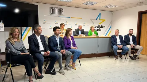 Imagen de la comparecencia ante los medios de Fernando Clavijo, Ana Oramas y María Fernández