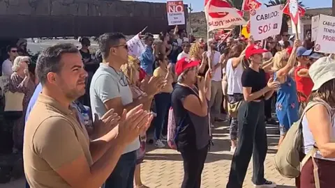 Imagen de Jacobo Medina durante la manifestación de ADISLAN en el Cabildo.