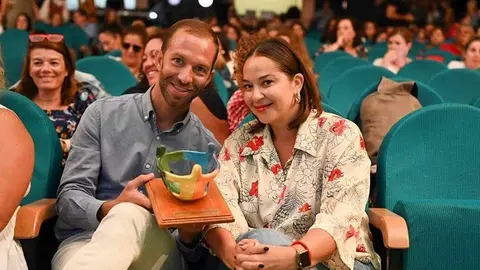 Imagen la concejala de Sanidad, Laura Callero, y el concejal de Juventud, Christopher Notario junto a la distinción.