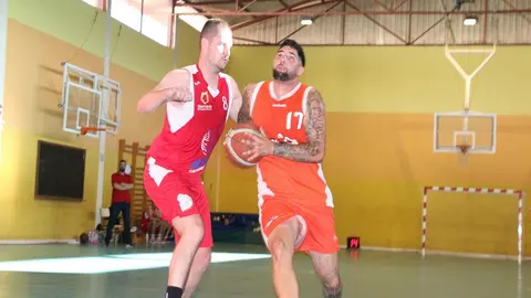 Imagen de un jugador del Aloe Plus Lanzarote Conejeros intentando entrar hacia canasta.