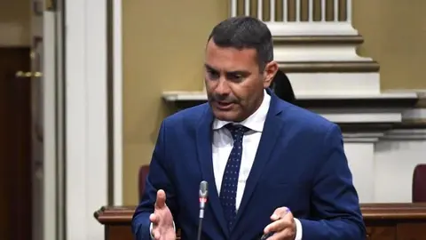 Oswaldo Betancort en el Parlamento de Canarias.