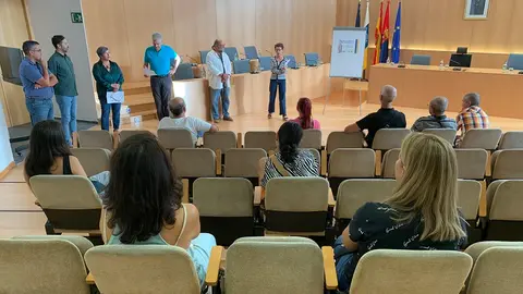 José Juan Cruz y Nicolás Saavedra junto a los trabajadores.