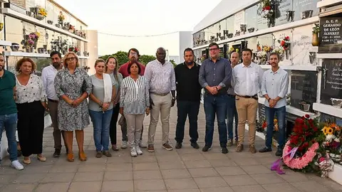 Los integrantes del Gobierno y de la oposición de San Bartolomé acudieron este martes al cementerio