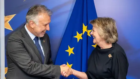 La comisaria de Política Regional de la Unión Europea, Elisa Ferreira (d), recibe al presidente de Canarias, Ángel Víctor Torres (i), como nuevo representante del colectivo de Regiones Ultraperiféricas, este martes en la sede de la Comisión Europea en Bruselas, Bélgica. EFE/Zacarías García