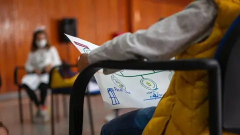 Imagen de archivo de un niño en una clase.