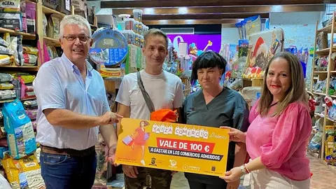 Ángel Domínguez y Carmen Guadalupe entregando los cheques regalo.