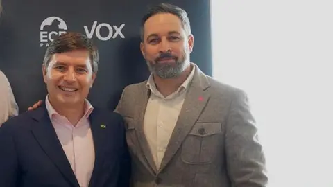 Nicasio Galván, presidente provincial de Vox en Las Palmas, con Santiago Abascal.