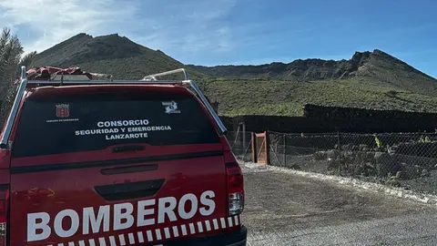 Imagen de archivo de un vehículo de los bomberos en el volcán de la Corona.