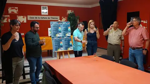 Momento del brindis que hicieron con el presidente de la Asociación diferentes autoridades