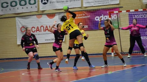 Imagen de una jugadora del Puerto del Carmen realizando un lanzamiento.