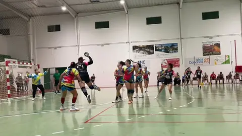 Jugadora del Uneatlantico Pereda realizando un lanzamiento.