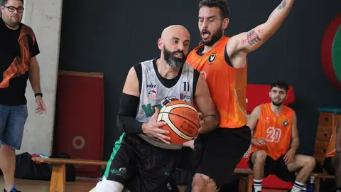 Jugador del Maramajo intentando superar a su defensor.