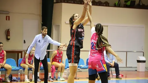 Jugadora del Magec Tías realizando un lanzamiento.