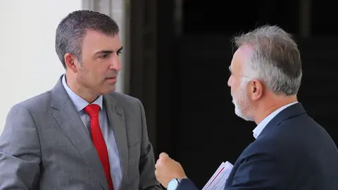 El presidente del Partido Popular de Canarias, Manuel Domínguez, con el presidente del Gobierno de Canarias, Ángel Víctor Torres.