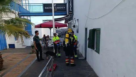Momento de la actuación de los bomberos y de la Guardia Civil