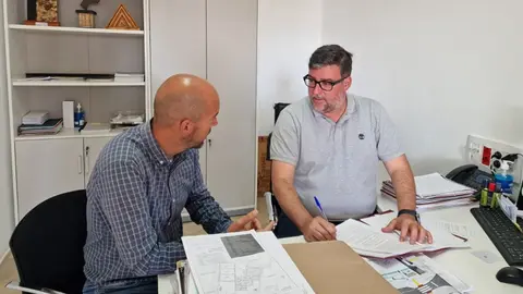 Isidro Pérez junto a Raúl de León.