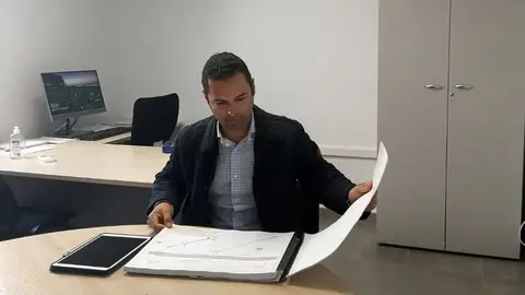 Jonathan Lemes en su despacho del Ayuntamiento de Yaiza.
