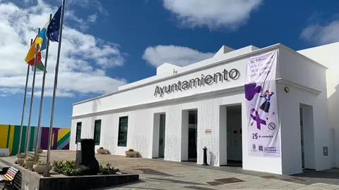 Fachada del Ayuntamiento de Tías con la pancarta para conmemorar el Día Internacional de la Eliminación de la Violencia contra la Mujer.