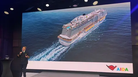 Imagen del capitán del AIDAnova en su presentación a las autoridades de Lanzarote.