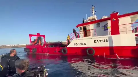 Imagen de los submarinistas viendo la embarcación que creían que iba a retirar las estatuas. 