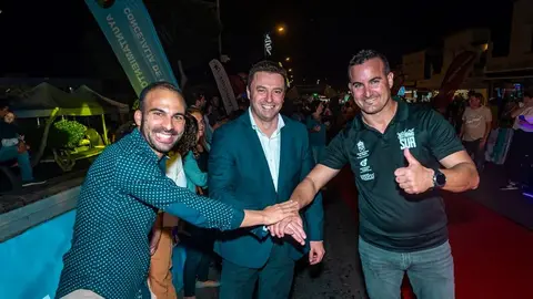 El alcalde con los concejales de Deportes y Cultura de Yaiza