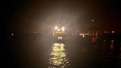 Imagen del barco utilizado por el Cabildo para retirar las esculturas de noche evitando las protestas de las escuelas de buceo de Playa Blanca