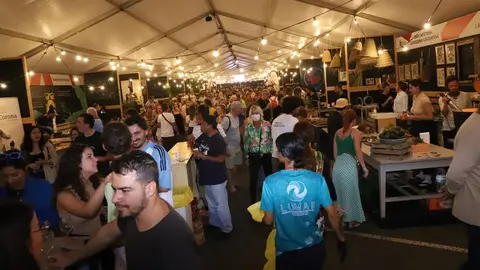 Imagen de la gente disfrutando este domngo del Festival en el Varadero de Puerto del Carmen