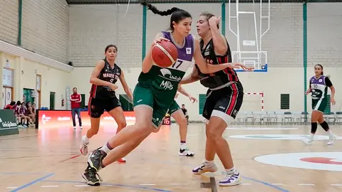 Imagen de una jugadora del Unicaja intentando entrar a canasta.