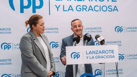 David Álvarez este lunes junto a la presidenta del PP en Lanzarote.