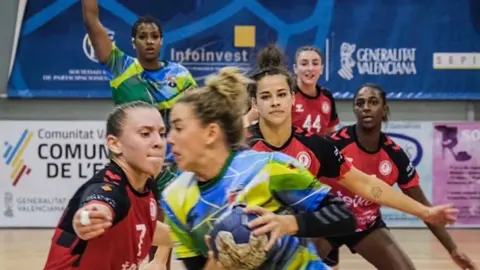 Mary Sanchez intentando penetrar la defensa del CB Morvedre.