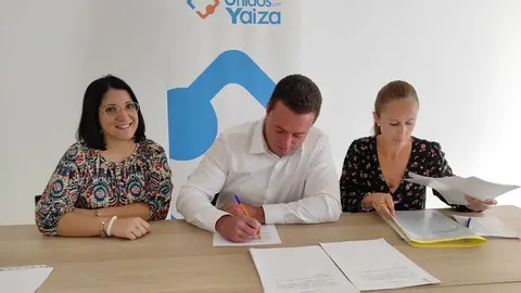 Óscar Noda con las representantes de la mesa del congreso