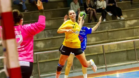 Jugadora del Puerto del Carmen realizando un lanzamiento.