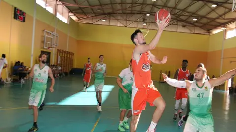 Jugador del Aloe Plus Lanzarote Conejeros entrando a canasta.