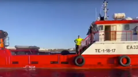 Imagen del barco que tendrá que regresar a la Isla para completar la operación de retirada de las esculturas.