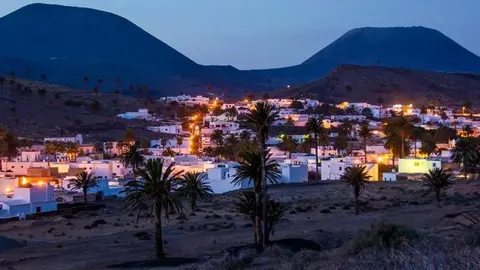 Imagen nocturna del pueblo de Máguez.