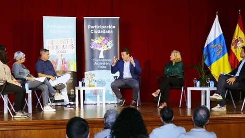 Óscar Noda en medio de uno de los coloquios sobre Participación Ciudadana.