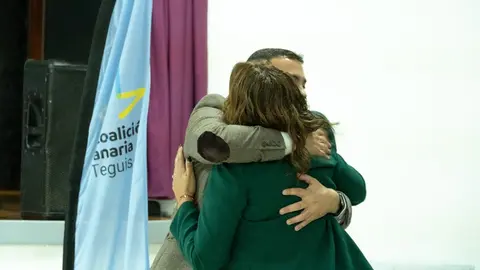 Oswaldo Betancort y Olivia Duque se fundieron en un abrazo que simboliza el cambio de los nacionalistas.