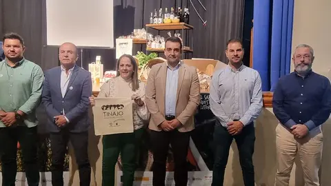 Los responsables del Ayuntamiento de Tinajo, del Cabildo y de la Cámara de Comercio durante la presentación del proyecto