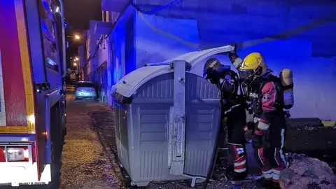 Imagen de los bomberos sofocando uno de los incendios