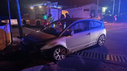 Un coche choca contra unos bolardos en Arrecife.